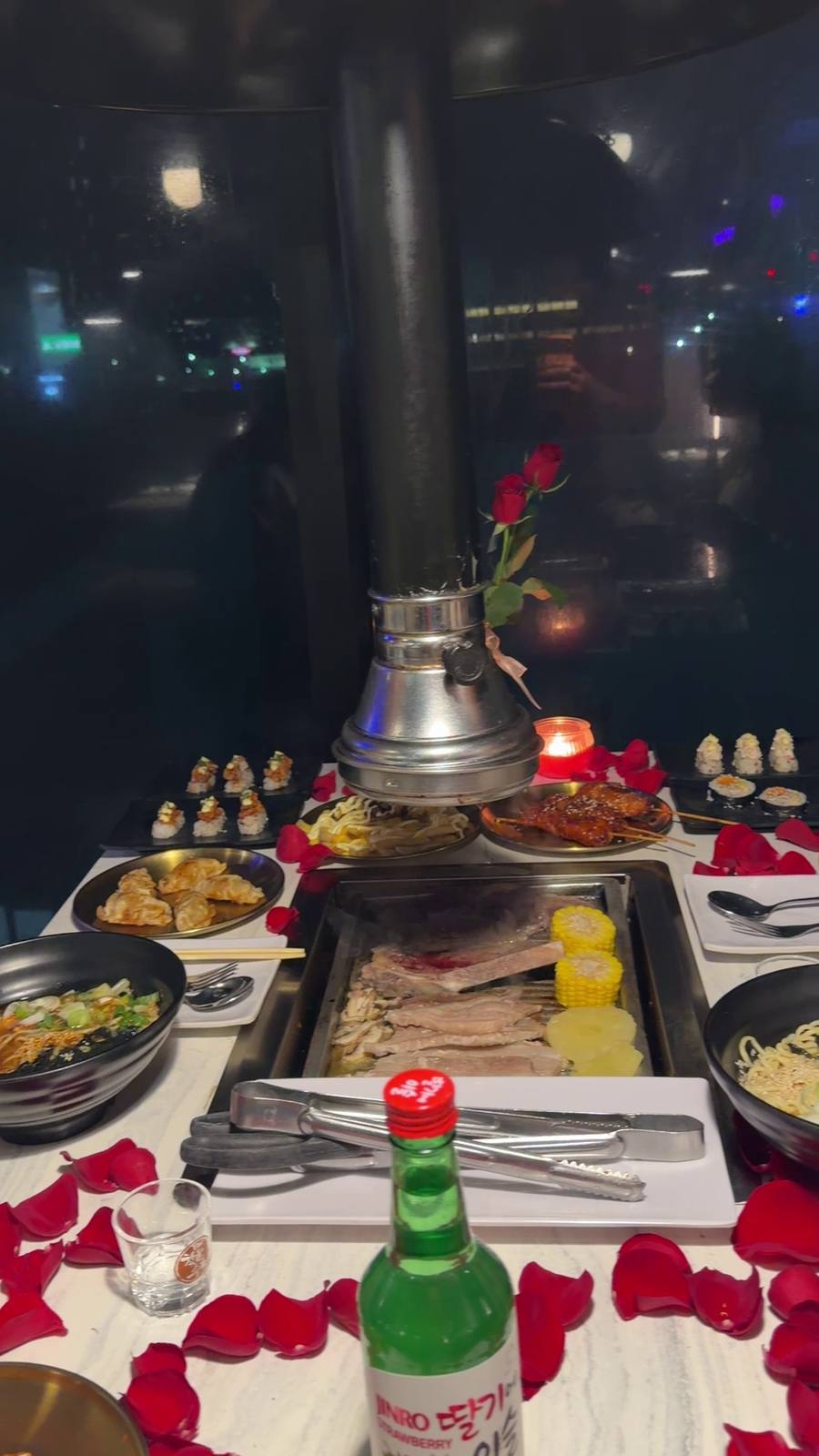 Parrilla K-BBQ con decoración romántica