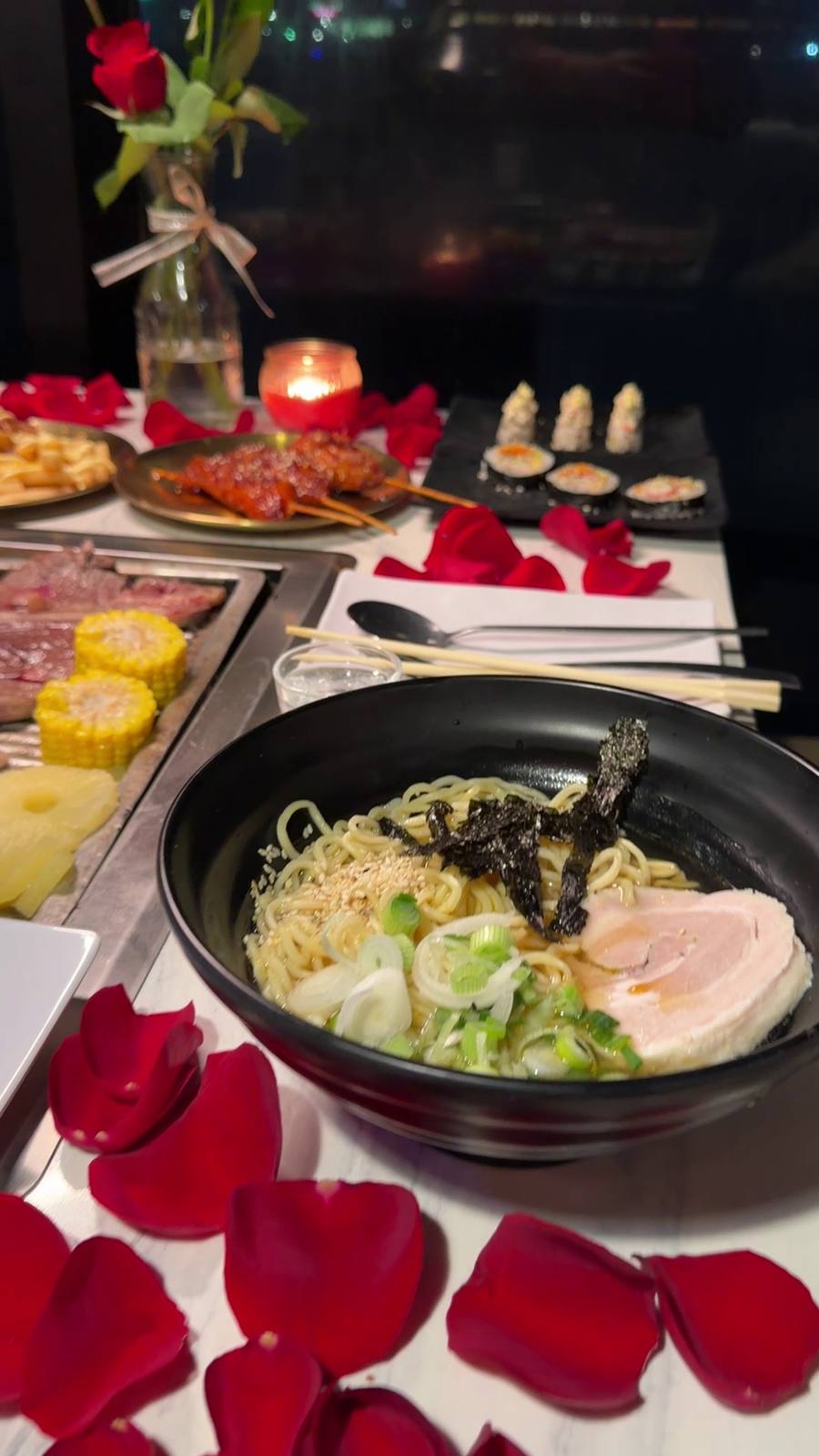 Ramen y pétalos de rosa