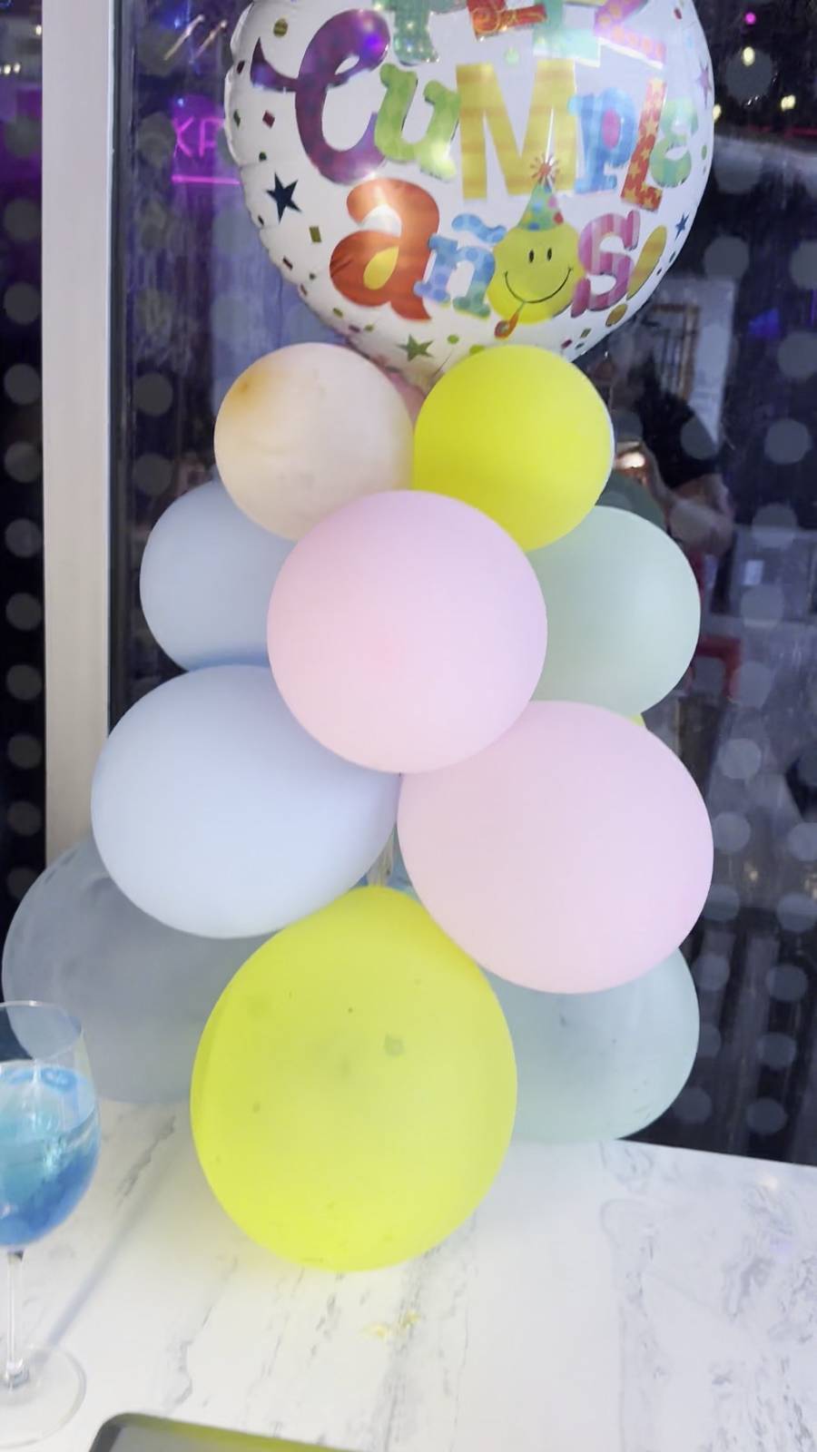 Globos de cumpleaños en la mesa