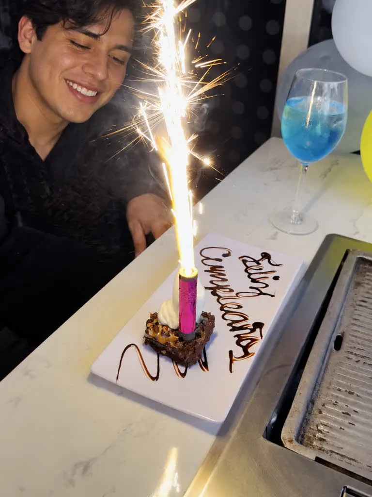Postre de cumpleaños con chispero