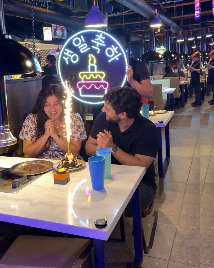 La festejada ríe junto a un chispero encendido
